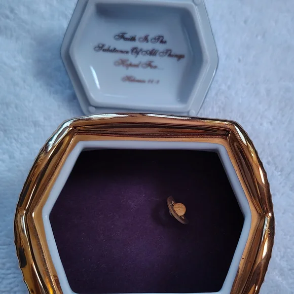 Vintage Thomas Kinkade Gold and White Musical Box Like New - Picture 3 of 6